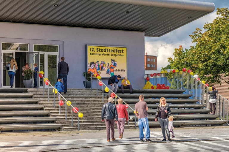 Elektronische Bilderwand am Klubhaus Spandau