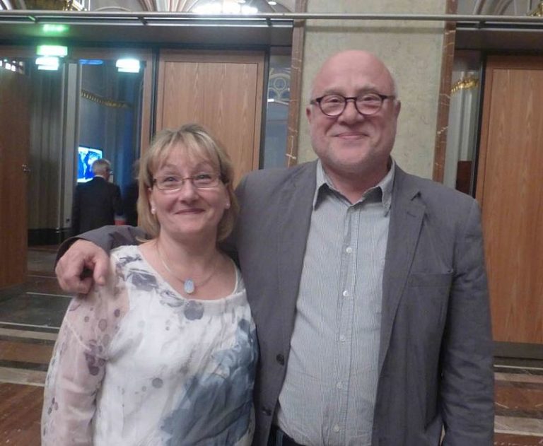 Preisträgerin Bettina van Loosen mit Karl-Heinz Fricke, dem Leiter QM Falkenhagener-Feld. Bild: Dagmar Buchholz