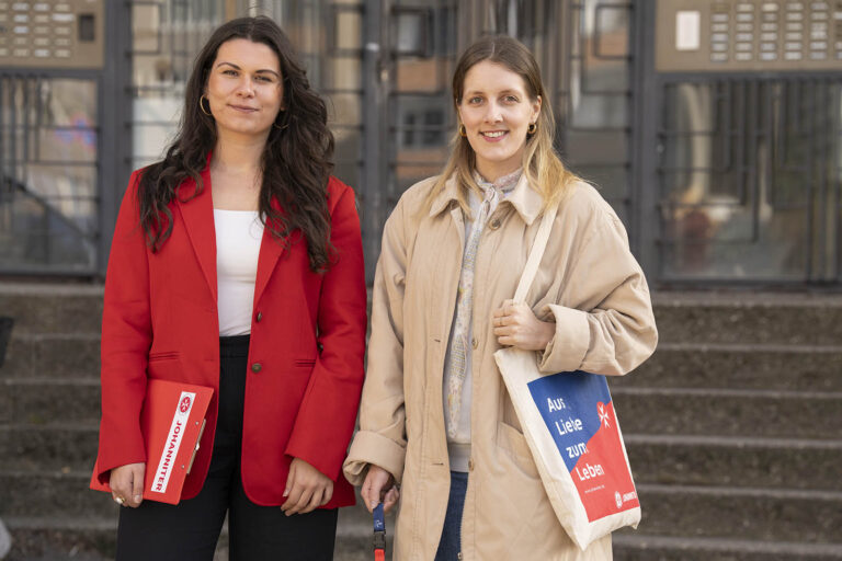vlnr: Agnes und Felisa von der Johanniter-Unfall-Hilfe e.V (Foto: Gewobag)
